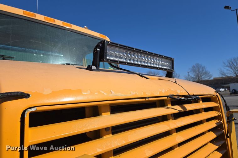 image for item EJ7345 2000 International 4900 flatbed truck