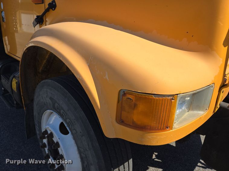 image for item EJ7345 2000 International 4900 flatbed truck