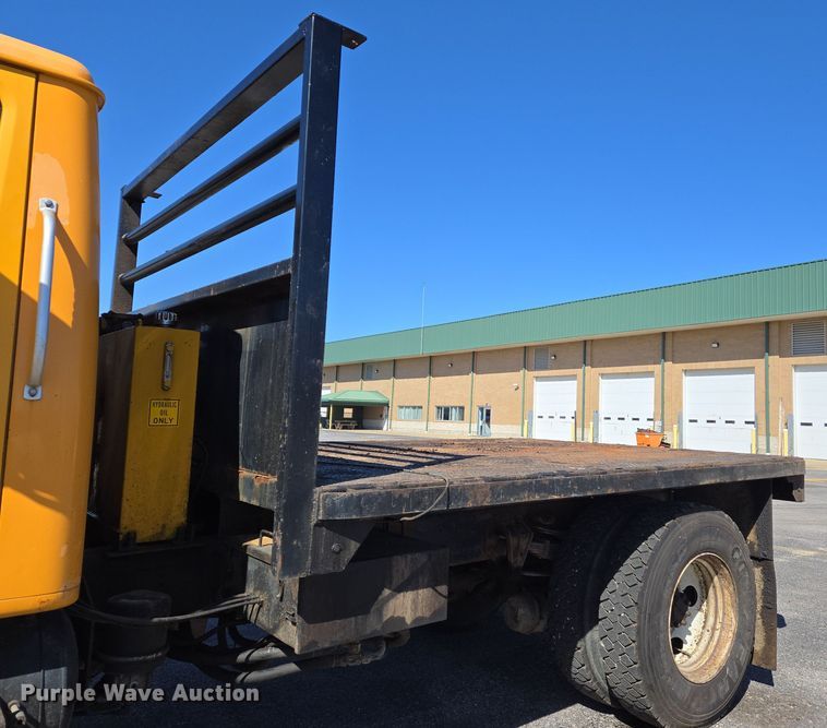 image for item EJ7345 2000 International 4900 flatbed truck