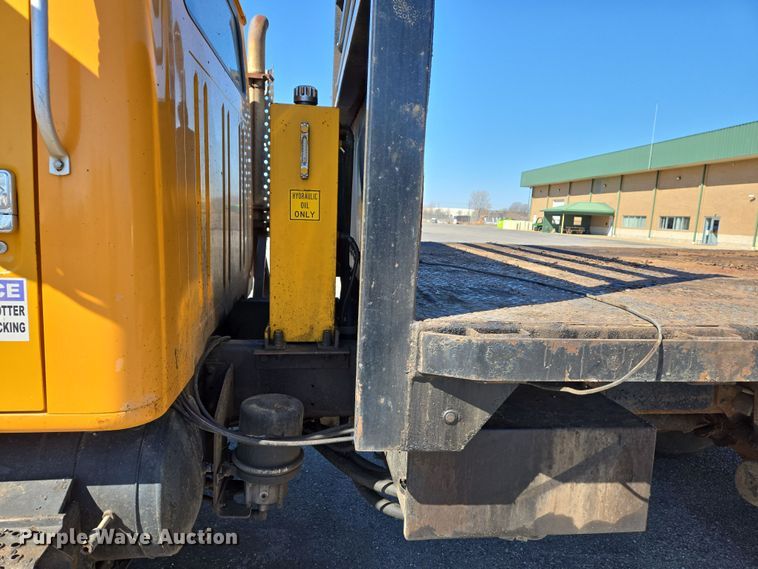 image for item EJ7345 2000 International 4900 flatbed truck