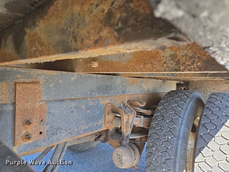 image for item EJ7345 2000 International 4900 flatbed truck