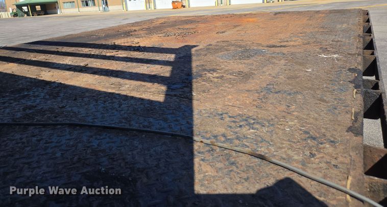 image for item EJ7345 2000 International 4900 flatbed truck