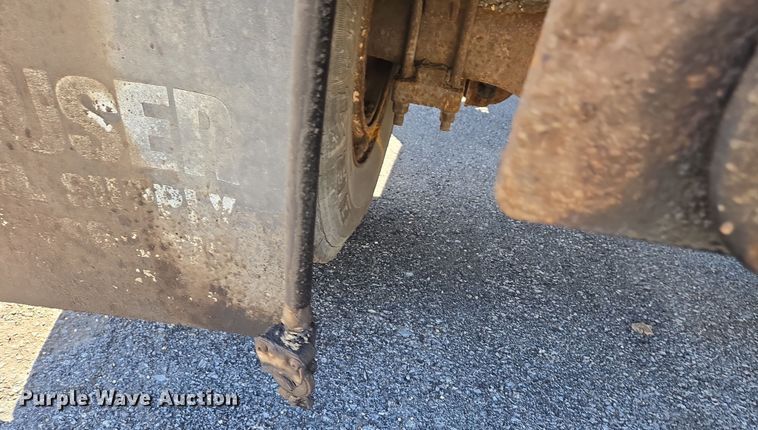 image for item EJ7345 2000 International 4900 flatbed truck