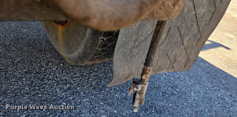 image for item EJ7345 2000 International 4900 flatbed truck