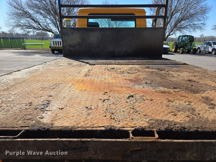 image for item EJ7345 2000 International 4900 flatbed truck