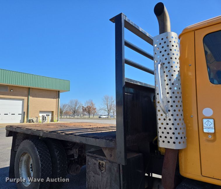 image for item EJ7345 2000 International 4900 flatbed truck