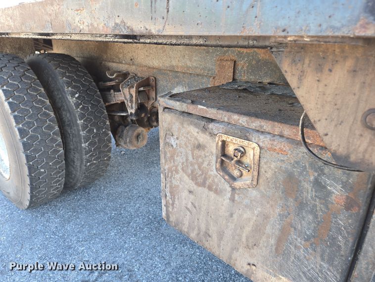 image for item EJ7345 2000 International 4900 flatbed truck