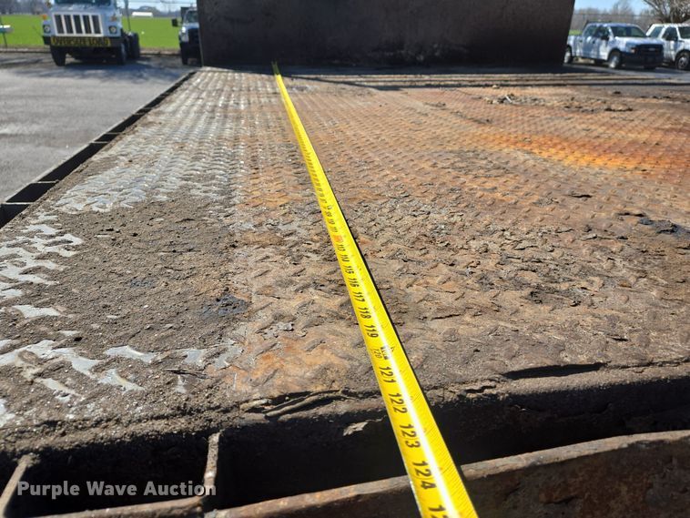 image for item EJ7345 2000 International 4900 flatbed truck