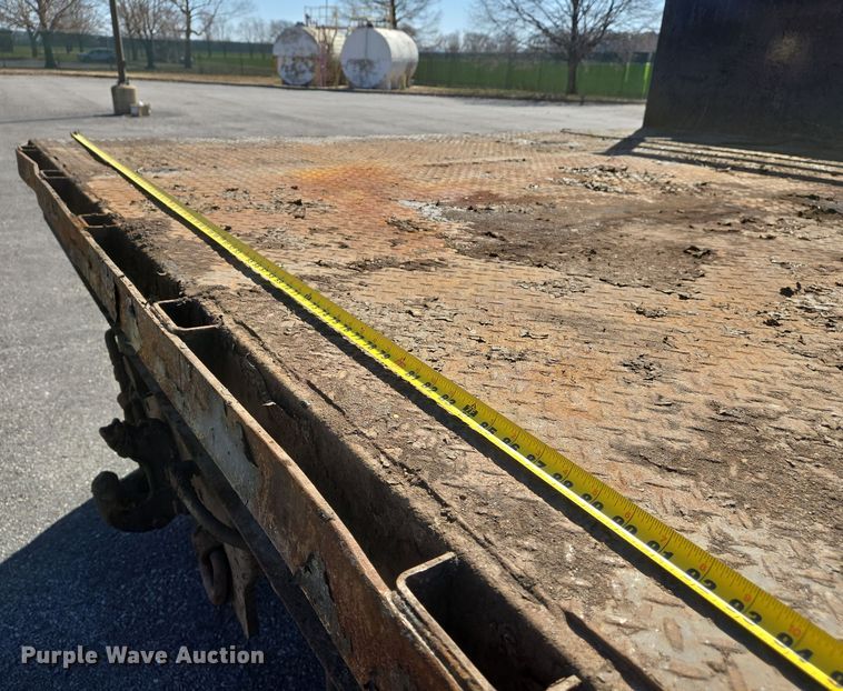 image for item EJ7345 2000 International 4900 flatbed truck