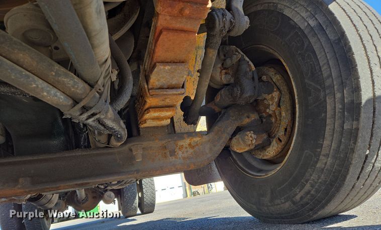 image for item EJ7345 2000 International 4900 flatbed truck