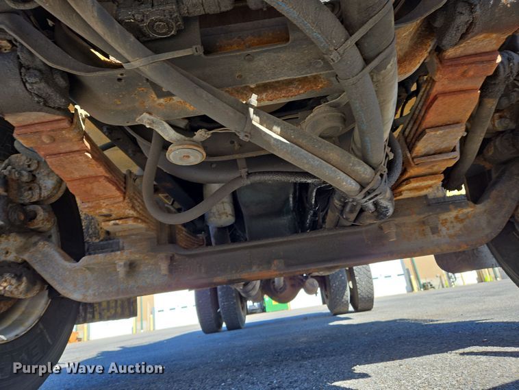 image for item EJ7345 2000 International 4900 flatbed truck