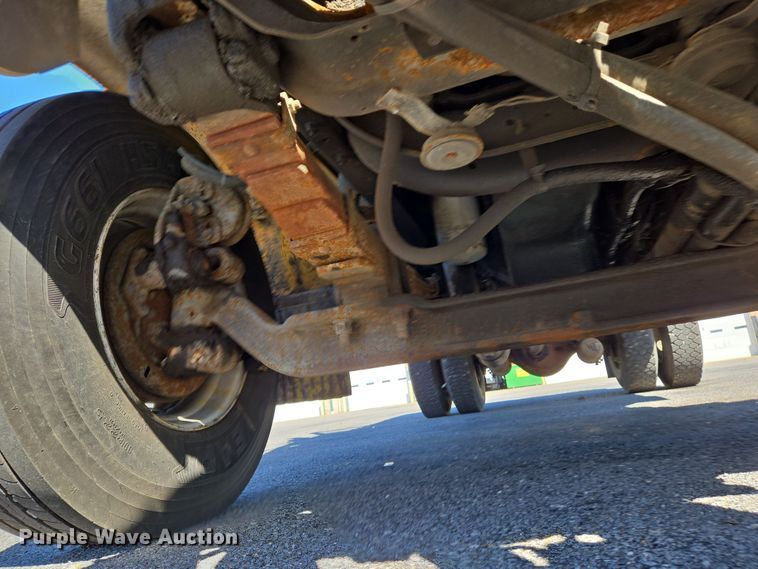 image for item EJ7345 2000 International 4900 flatbed truck