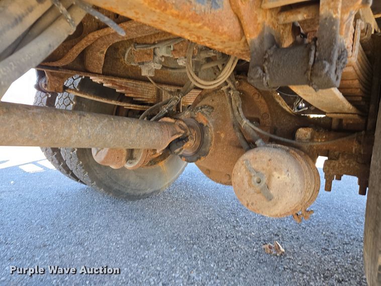 image for item EJ7345 2000 International 4900 flatbed truck