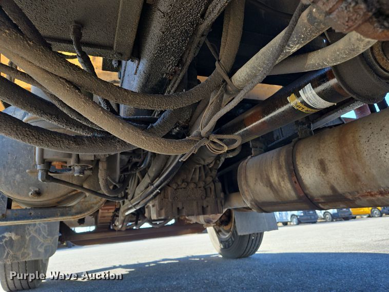 image for item EJ7345 2000 International 4900 flatbed truck