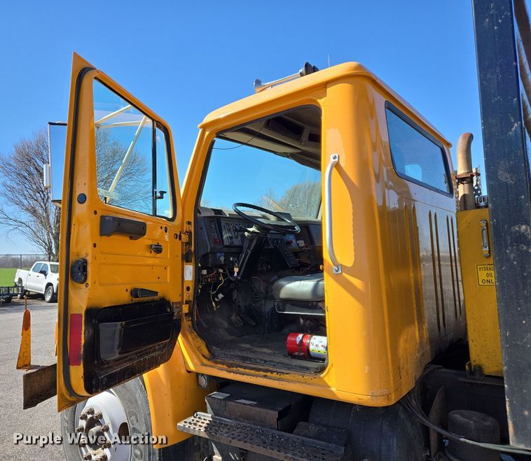 image for item EJ7345 2000 International 4900 flatbed truck