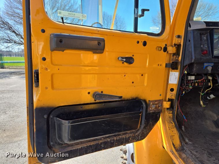 image for item EJ7345 2000 International 4900 flatbed truck