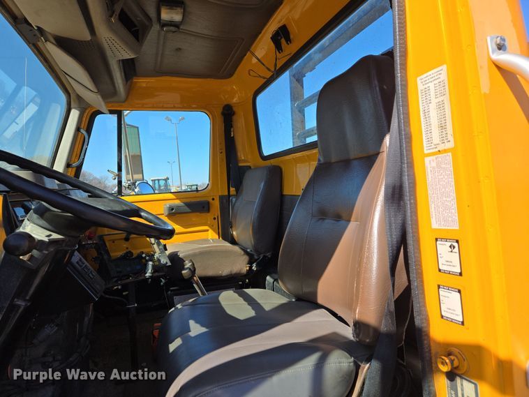 image for item EJ7345 2000 International 4900 flatbed truck