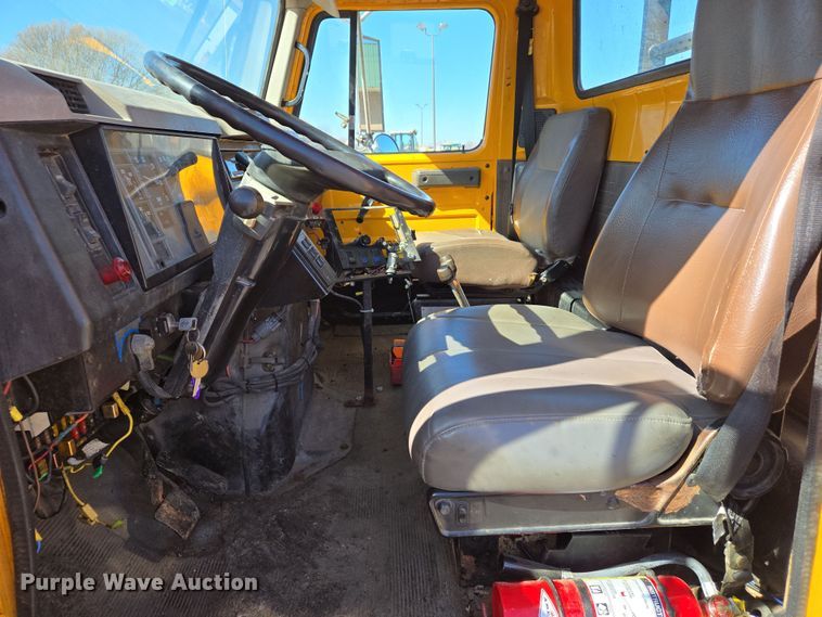 image for item EJ7345 2000 International 4900 flatbed truck