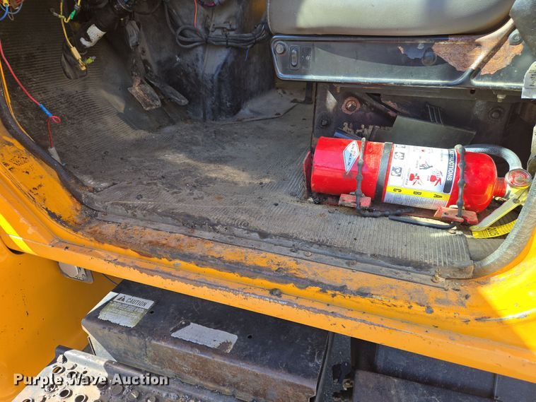 image for item EJ7345 2000 International 4900 flatbed truck