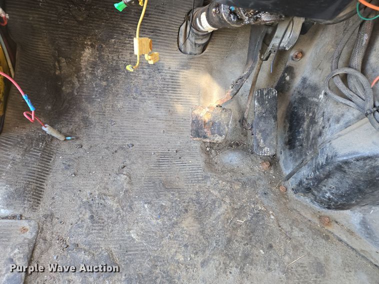 image for item EJ7345 2000 International 4900 flatbed truck