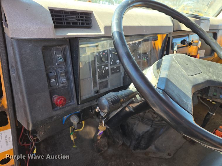 image for item EJ7345 2000 International 4900 flatbed truck