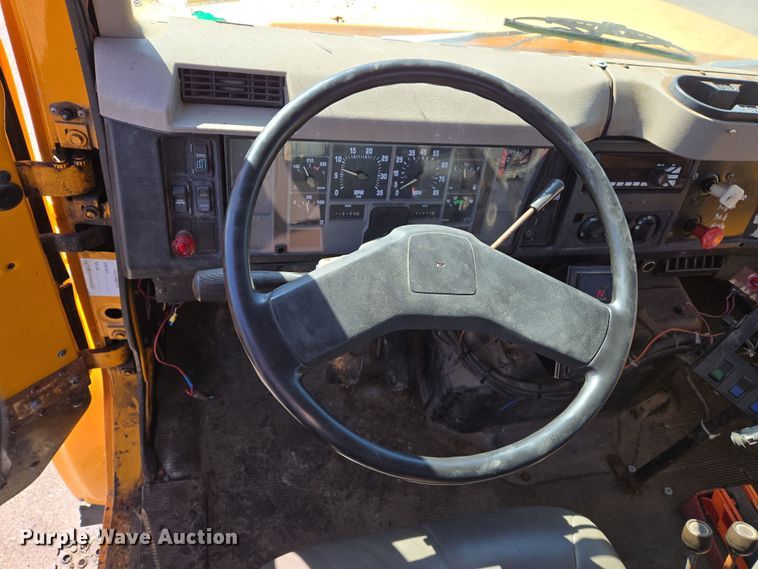 image for item EJ7345 2000 International 4900 flatbed truck