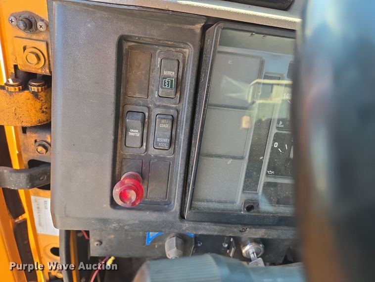 image for item EJ7345 2000 International 4900 flatbed truck