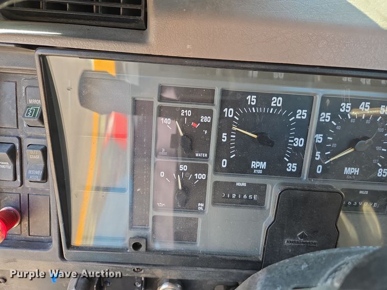 image for item EJ7345 2000 International 4900 flatbed truck