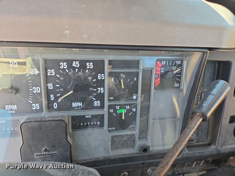 image for item EJ7345 2000 International 4900 flatbed truck