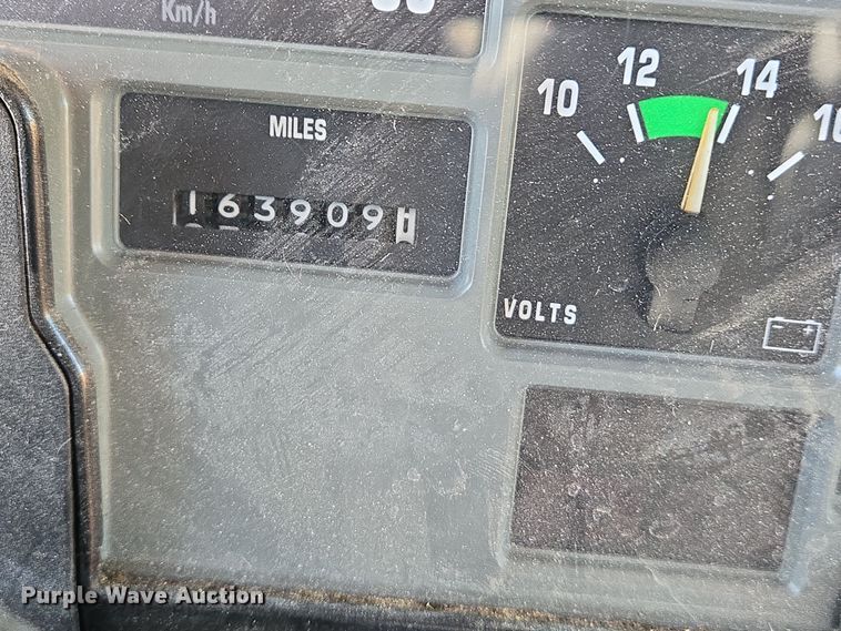 image for item EJ7345 2000 International 4900 flatbed truck