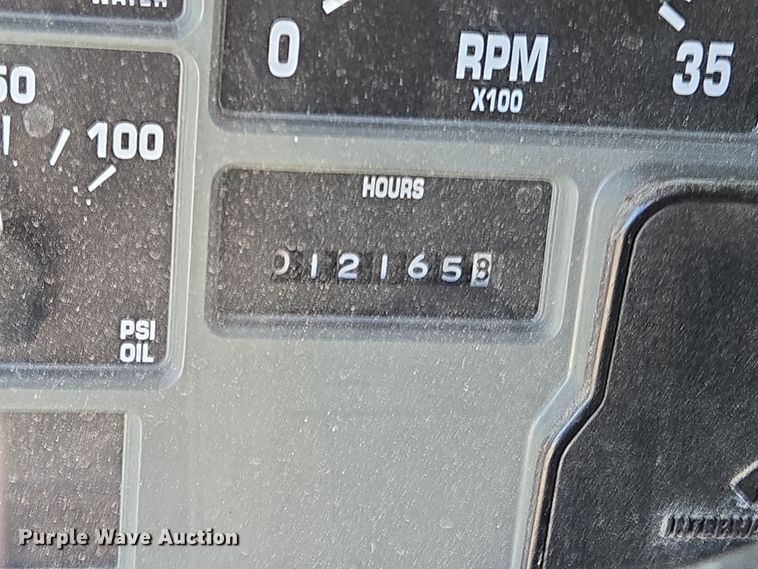 image for item EJ7345 2000 International 4900 flatbed truck