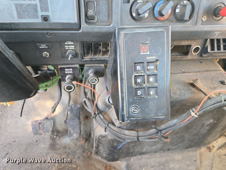 image for item EJ7345 2000 International 4900 flatbed truck