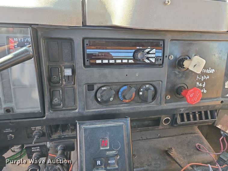 image for item EJ7345 2000 International 4900 flatbed truck