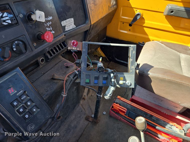 image for item EJ7345 2000 International 4900 flatbed truck