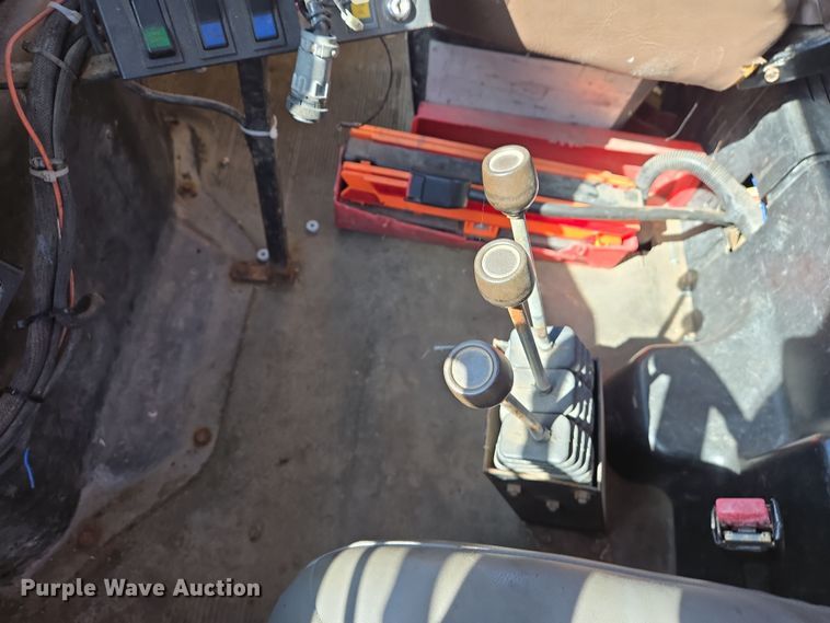 image for item EJ7345 2000 International 4900 flatbed truck