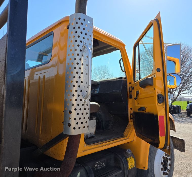 image for item EJ7345 2000 International 4900 flatbed truck