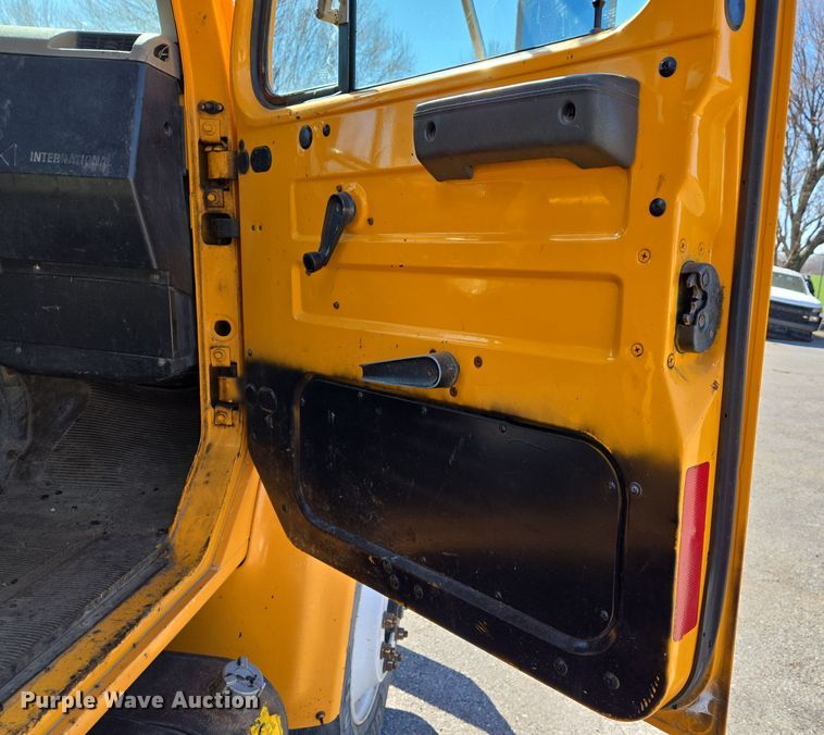 image for item EJ7345 2000 International 4900 flatbed truck