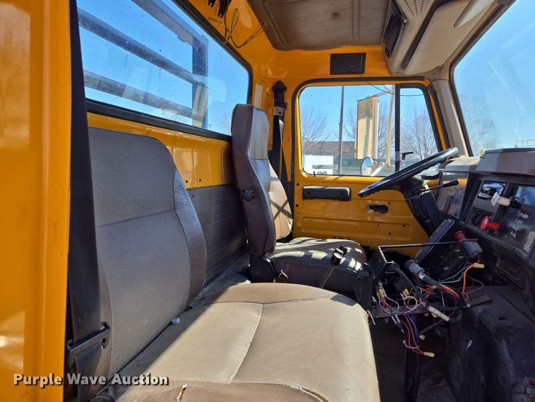 image for item EJ7345 2000 International 4900 flatbed truck