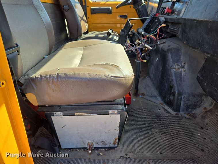 image for item EJ7345 2000 International 4900 flatbed truck