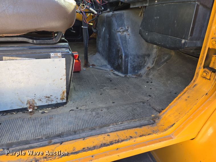 image for item EJ7345 2000 International 4900 flatbed truck