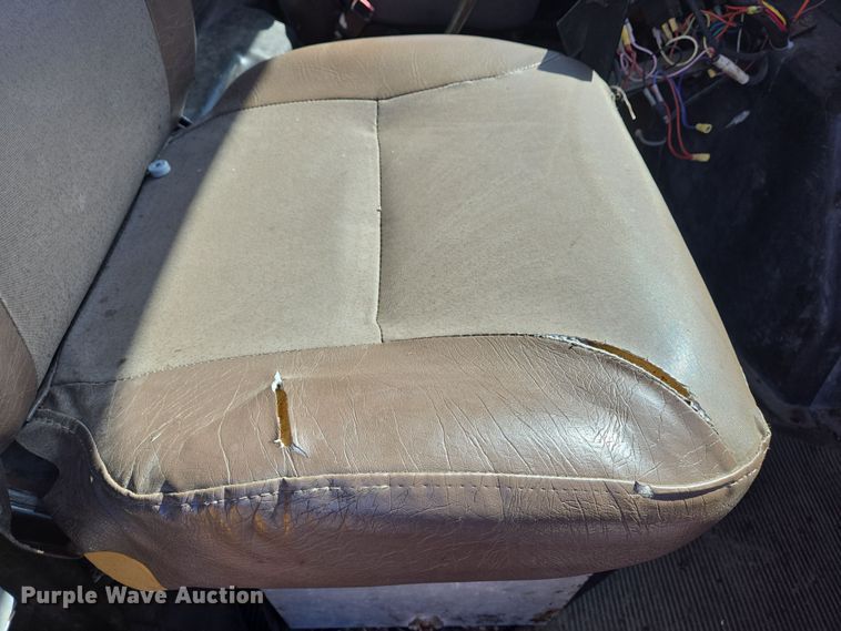 image for item EJ7345 2000 International 4900 flatbed truck