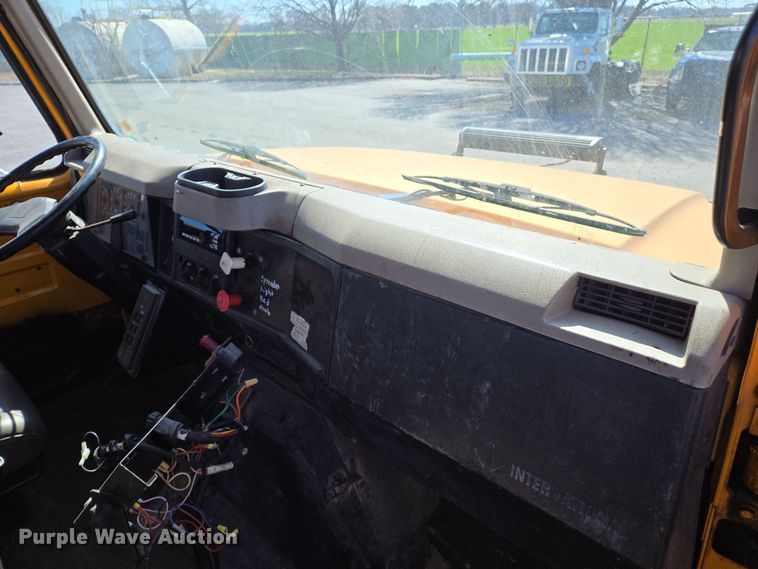 image for item EJ7345 2000 International 4900 flatbed truck