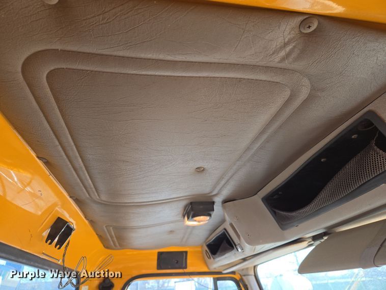 image for item EJ7345 2000 International 4900 flatbed truck