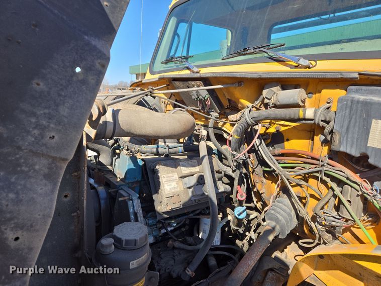 image for item EJ7345 2000 International 4900 flatbed truck