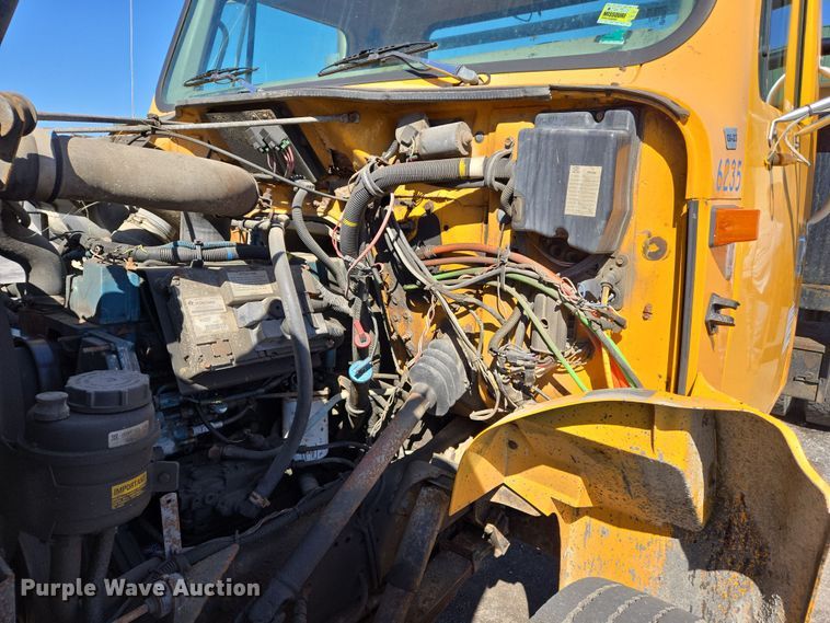 image for item EJ7345 2000 International 4900 flatbed truck