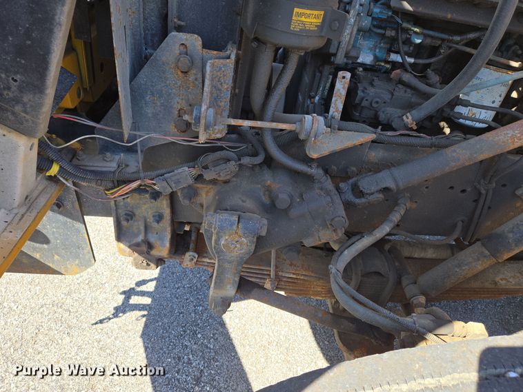 image for item EJ7345 2000 International 4900 flatbed truck