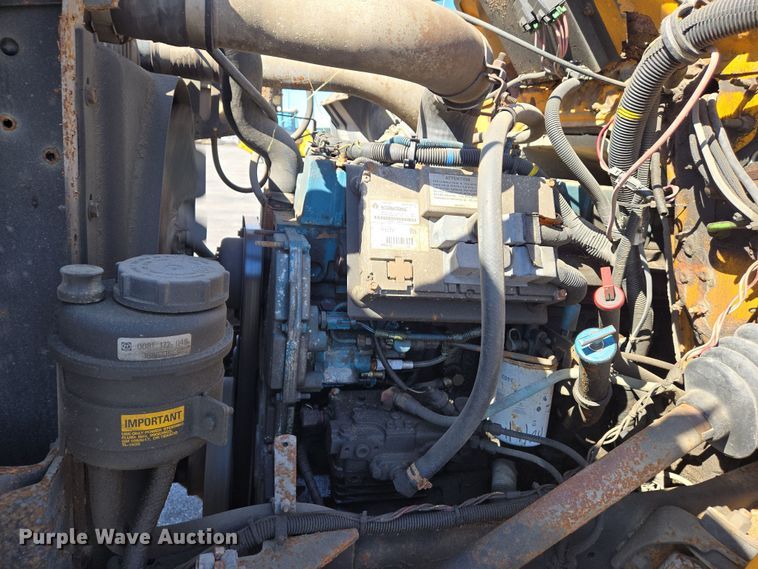 image for item EJ7345 2000 International 4900 flatbed truck