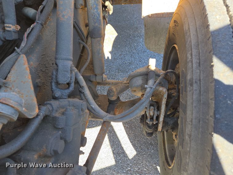 image for item EJ7345 2000 International 4900 flatbed truck