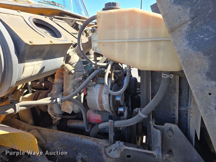 image for item EJ7345 2000 International 4900 flatbed truck