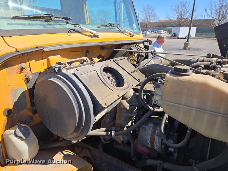 image for item EJ7345 2000 International 4900 flatbed truck